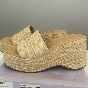 Trendy raffia wedge sandal
